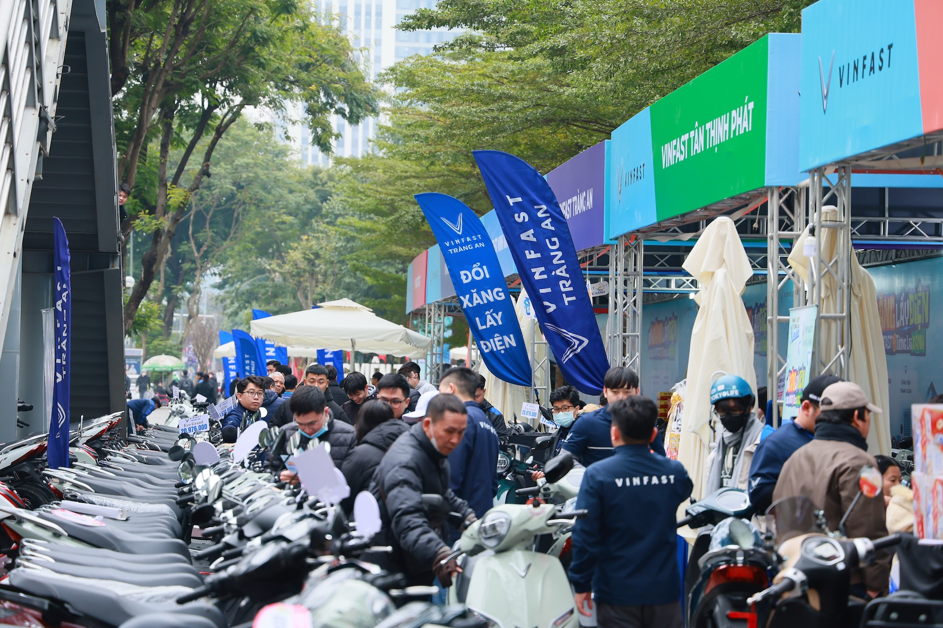 Chuỗi sự kiện Đổi xăng lấy điện: Người dân Thủ đô xếp hàng “chốt đơn” xe máy điện VinFast